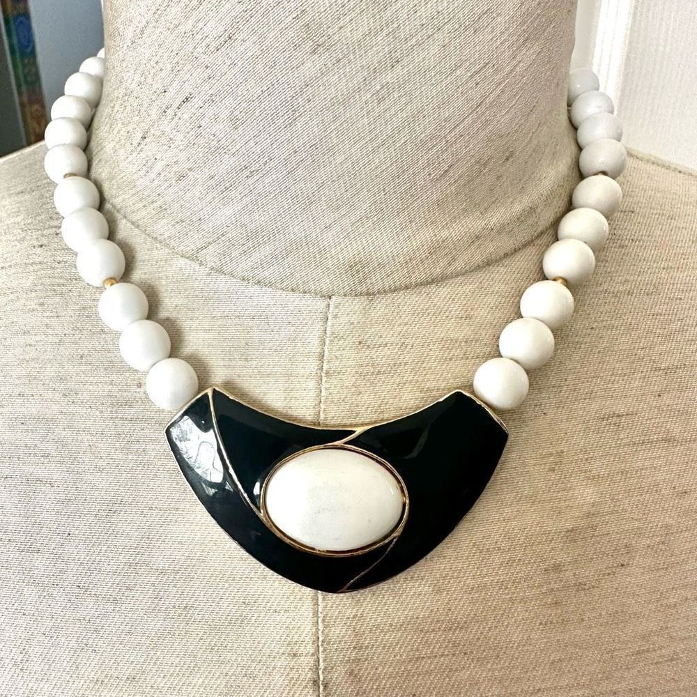 Black white gold tone vintage pendant necklace